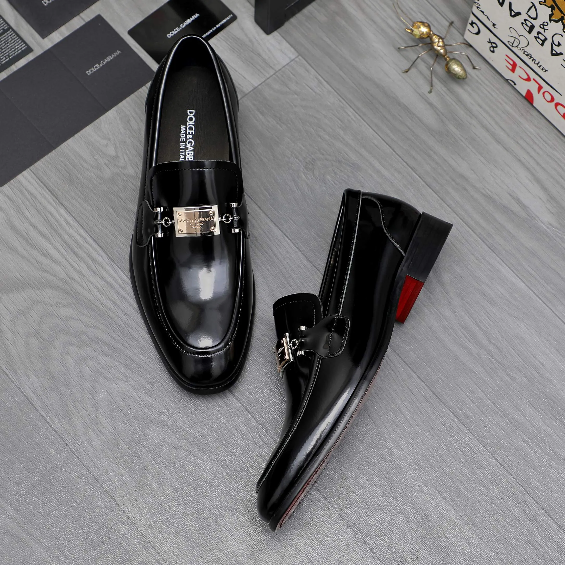 Men's shoes 💰500 Product trademark: DG (Dolce & Gabbana) business casual leather shoes Regular size: 38-45 (45 is custom-made and non-returnable) Product materials: Selected pearlescent cowhide upper, cowhide lining, original outsole